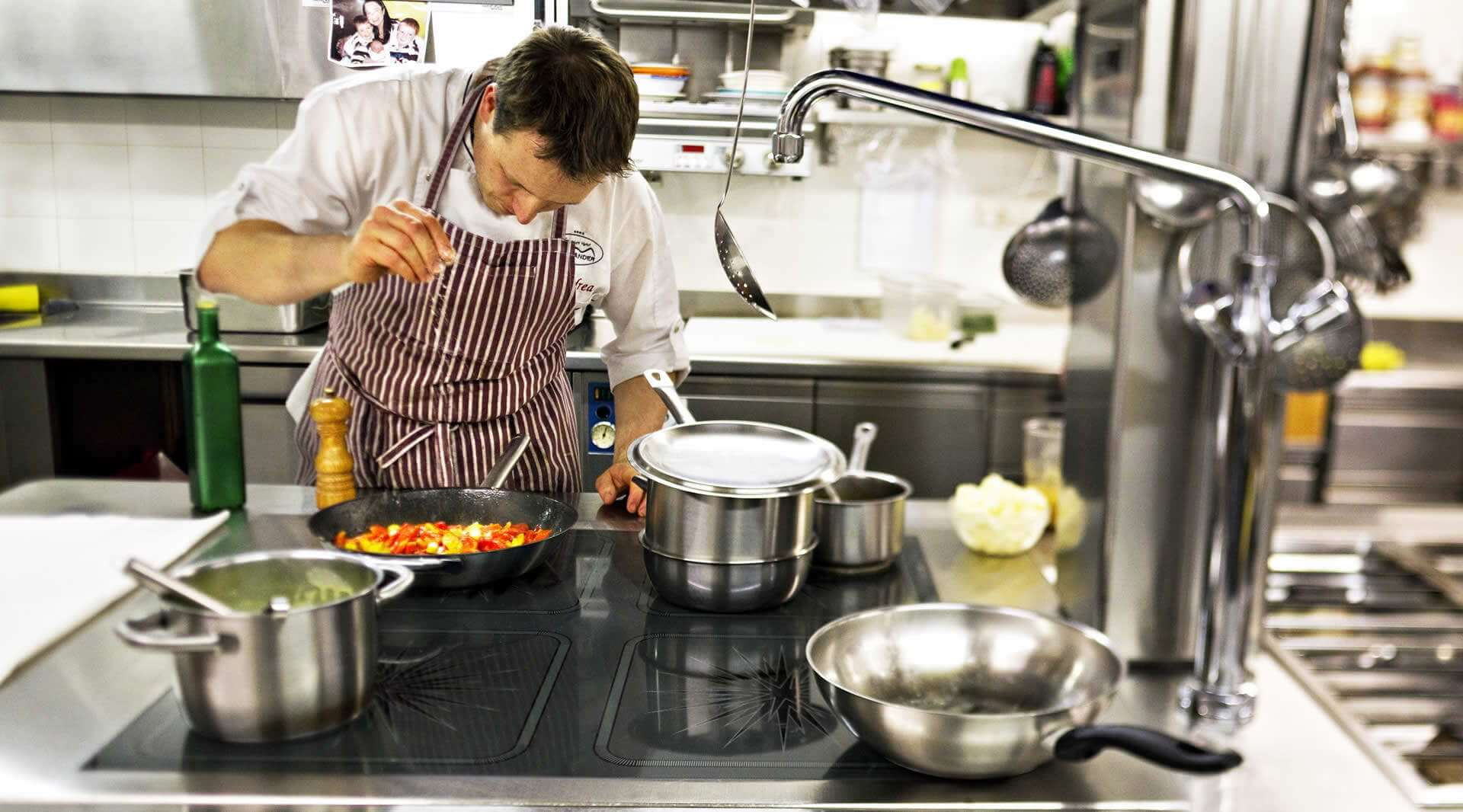 Lo chef Andrea Irsara in cucina