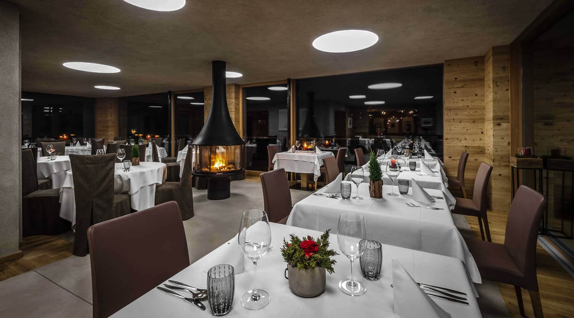 Dinning room with fireplace