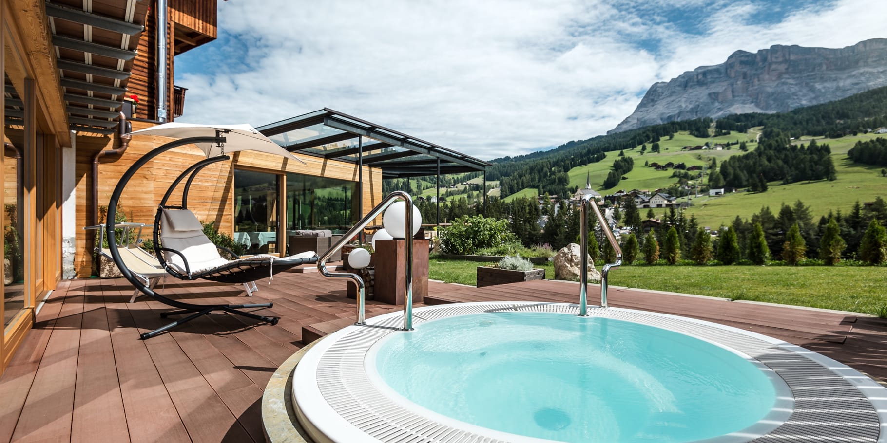 Jacuzzi mit Panorama Ausblick auf den Heilig Kreuzkofel